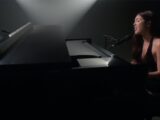 Olivia Rodrigo performa "Vampire" no piano.
