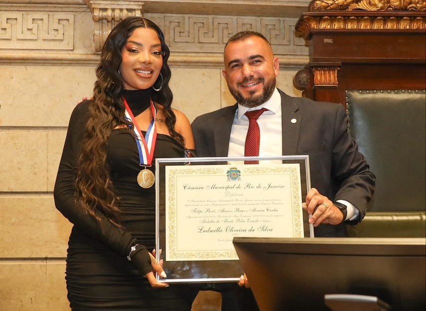 Ludmilla recebe Medalha Pedro Ernesto no Rio de Janeiro por campanha de doação de sangue