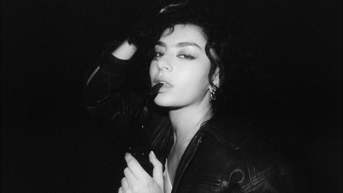 Charli XCX e Sam Smith lançam o single “In The City”