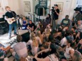 Ed Sheeran recebe fãs em casa no projeto musical "Fan Living Room Sessions"