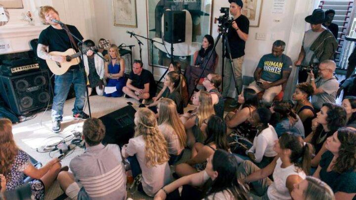 Ed Sheeran recebe fãs em casa no projeto musical “Fan Living Room Sessions”