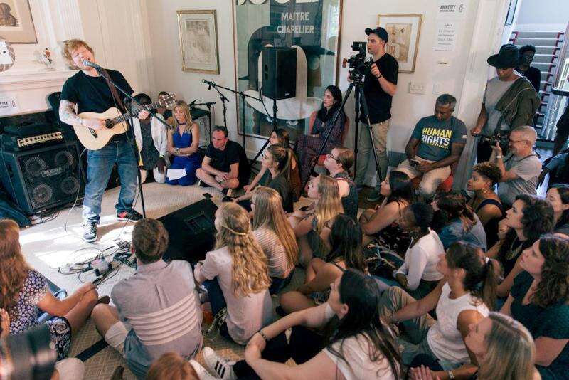 Ed Sheeran recebe fãs em casa no projeto musical “Fan Living Room Sessions”