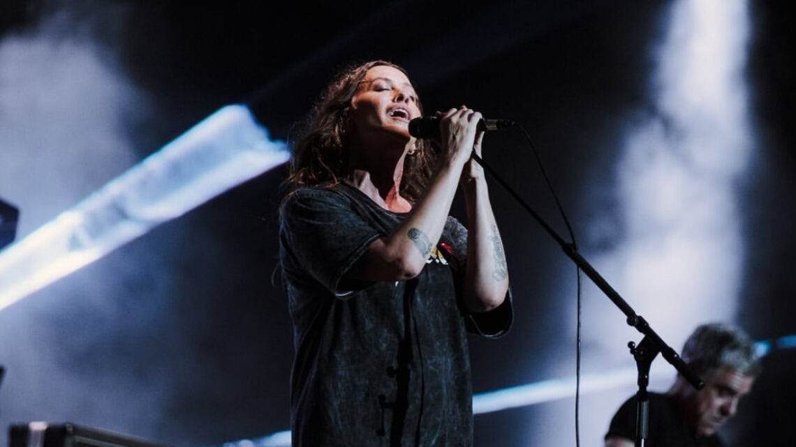 Com apresentação única em São Paulo, Alanis Morissette emociona público em estádio lotado!