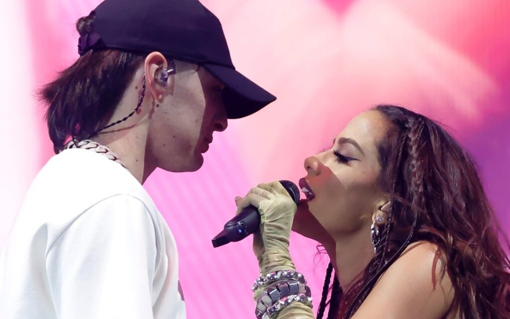 Peso Pluma libera performance ao vivo de “Bellakeo” ao lado de Anitta no Coachella