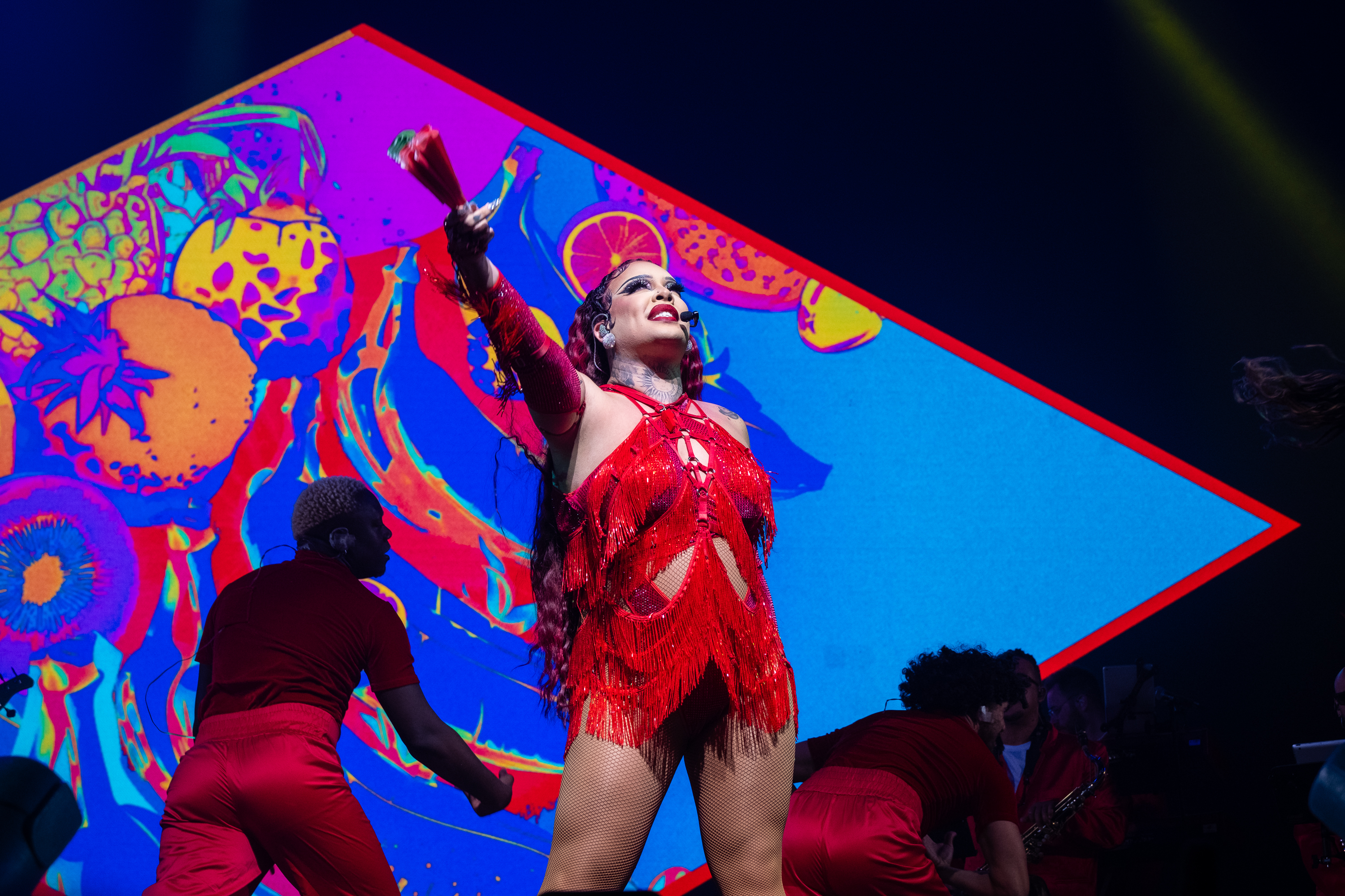 Gloria Groove homenageia Carmen Miranda em encerramento de turnê internacional