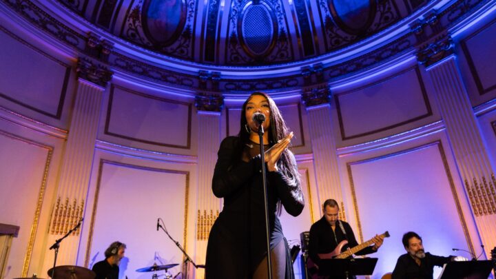 Ludmilla brilha no palco do XXI Gala da BrazilFoundation em Nova York